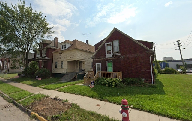 view of front of house with a front lawn