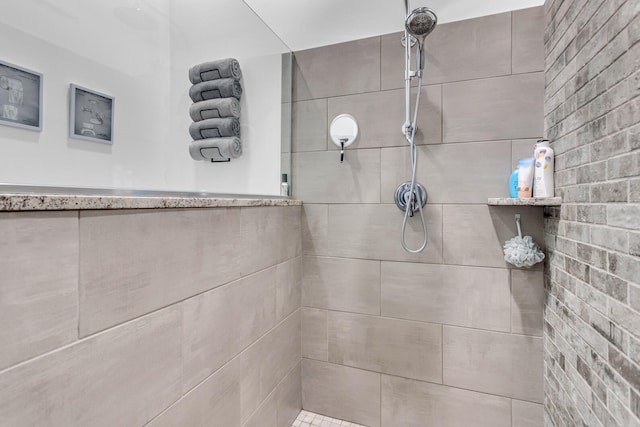 bathroom featuring a tile shower