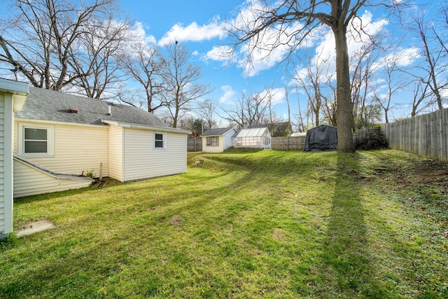 view of yard featuring an outdoor structure