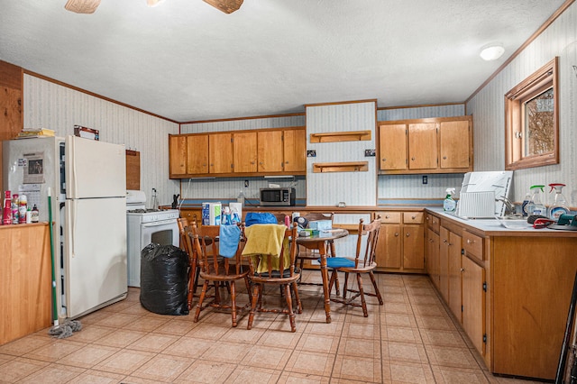 kitchen featuring a textured ceiling, crown molding, ceiling fan, and white appliances