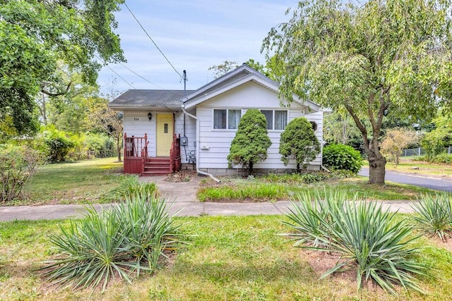 view of front of property with a front lawn