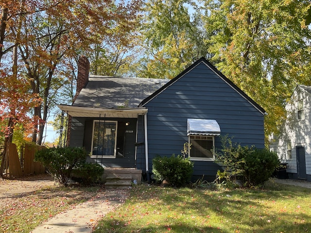 view of front of house with a front lawn