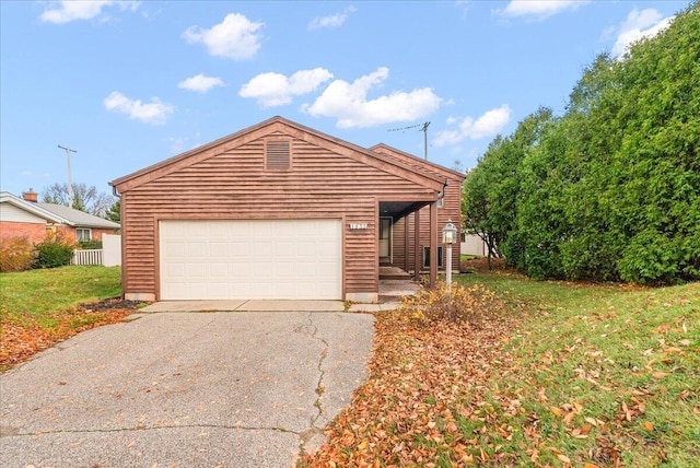 view of front of property featuring a front lawn and a garage