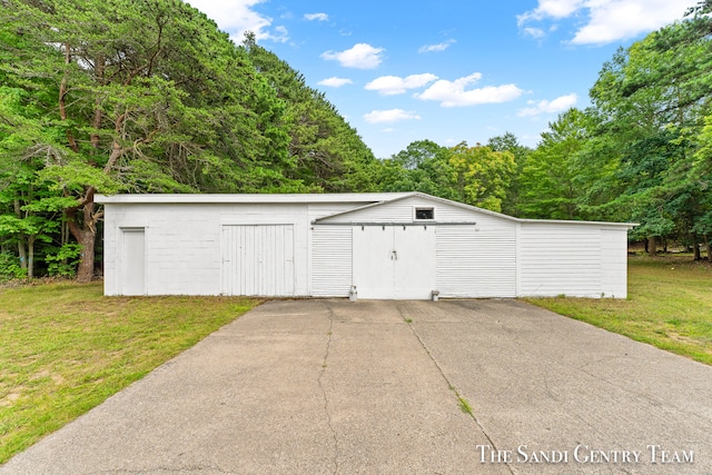 garage featuring a lawn