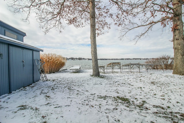 view of yard layered in snow