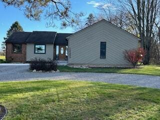 ranch-style house featuring a front lawn