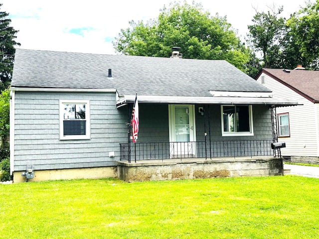 view of front of property featuring covered porch and a front yard