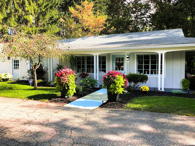 single story home featuring a front yard