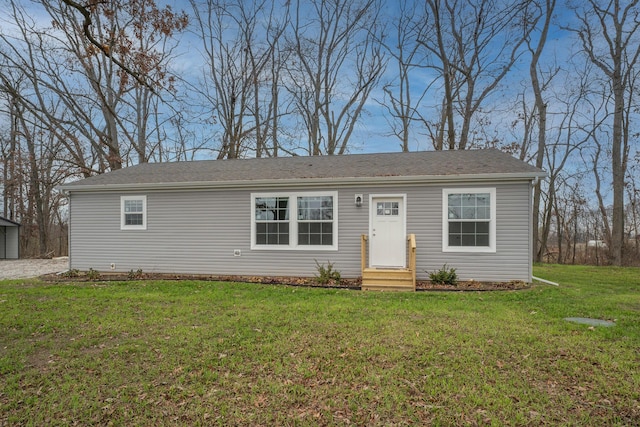 view of front facade featuring a front lawn