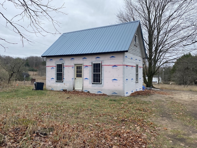 view of front of house with a front yard