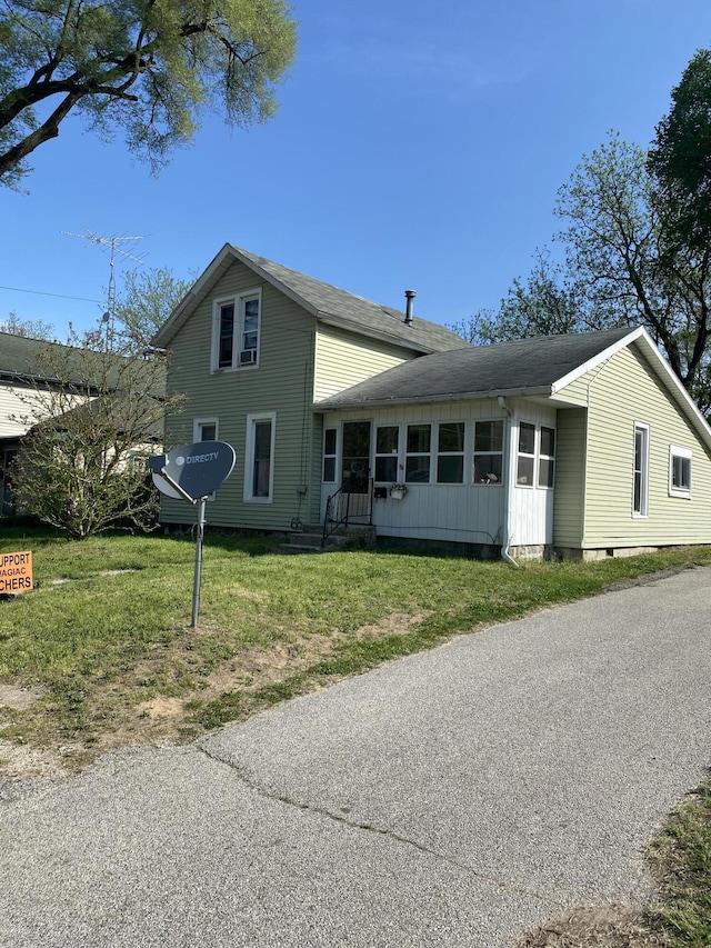 view of front of home with a front lawn