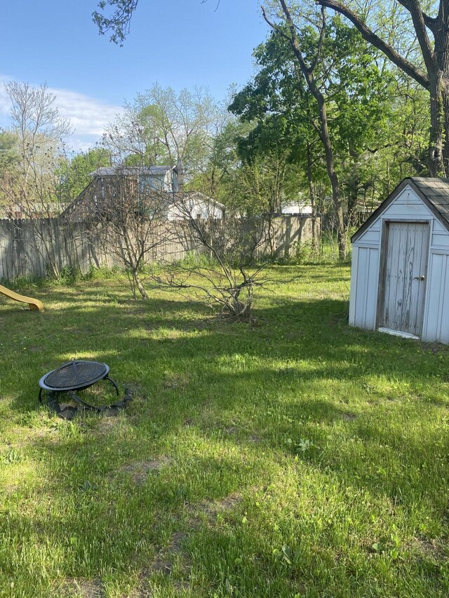 view of yard with a fire pit