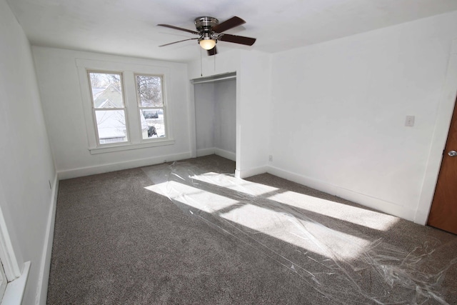 carpeted empty room featuring ceiling fan