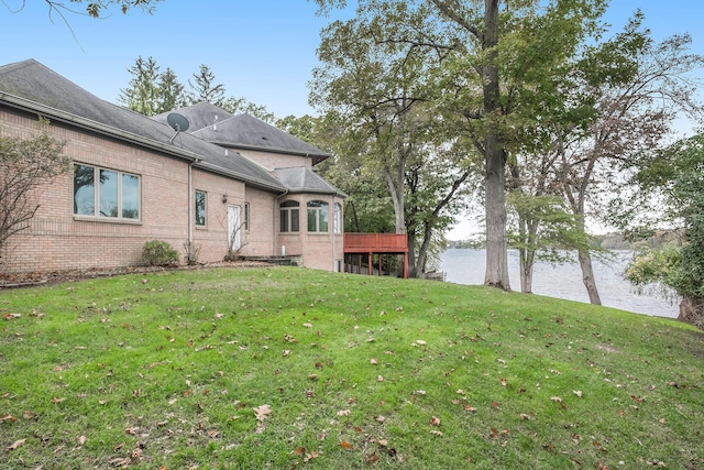 view of yard featuring a water view