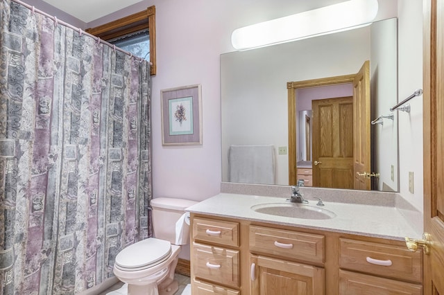 bathroom featuring a shower with shower curtain, vanity, and toilet