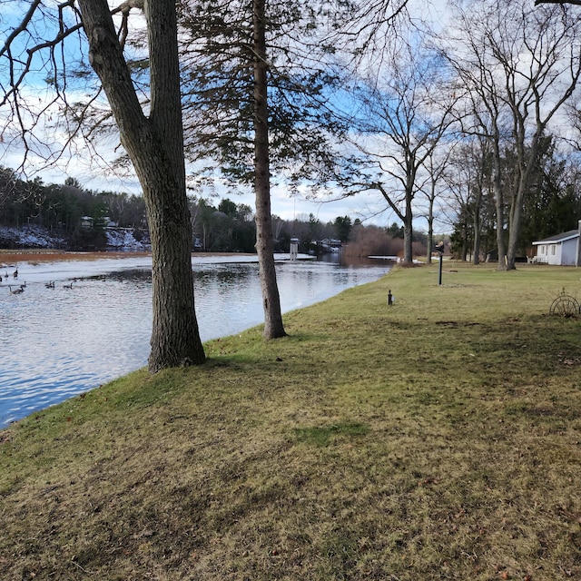 view of yard featuring a water view