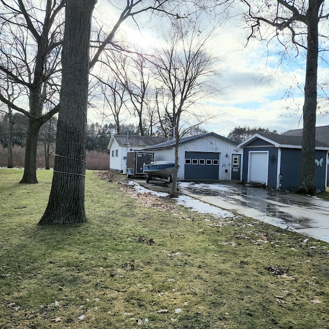 view of front of home with an outdoor structure and a front yard