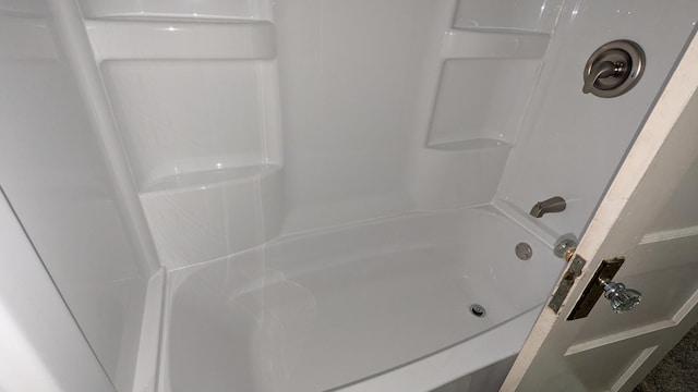 bathroom with tub / shower combination