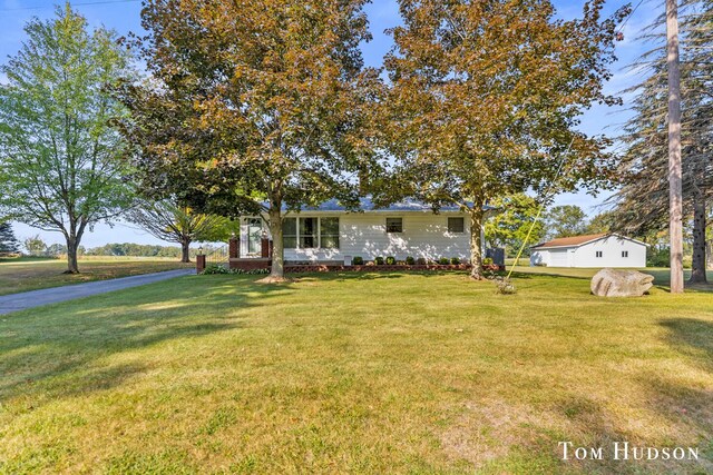 view of front of property featuring a front yard