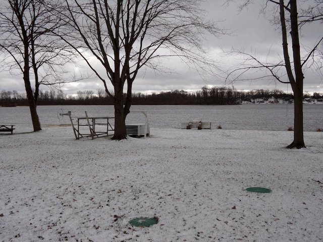 view of yard featuring a water view