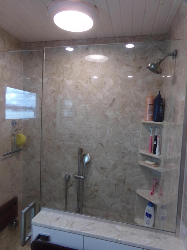 bathroom featuring tiled shower