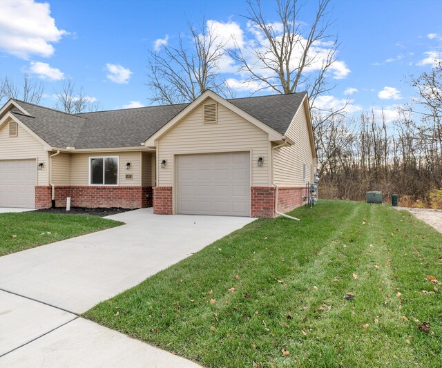 view of front of home featuring a front yard and a garage