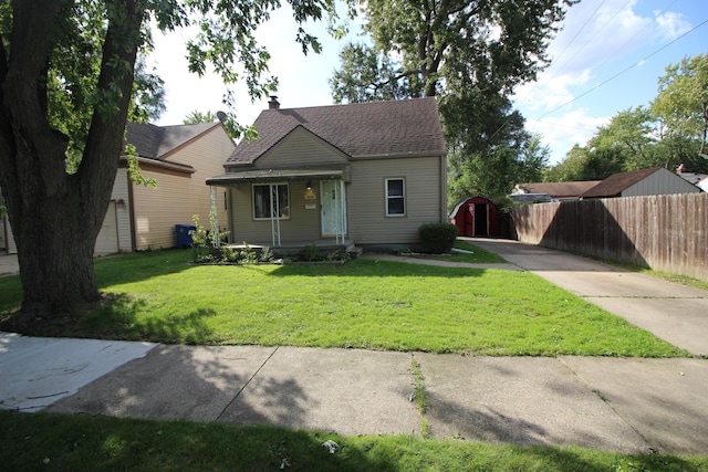 bungalow featuring a front lawn