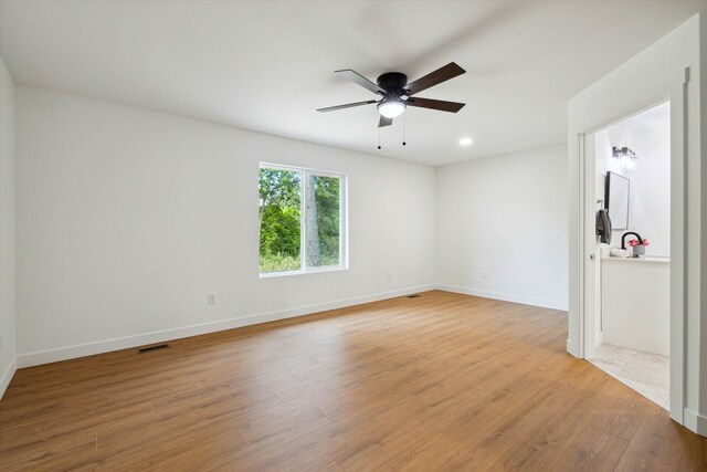 empty room featuring light wood-type flooring and ceiling fan