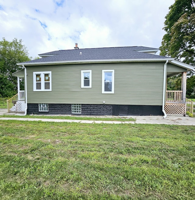 view of side of property featuring a yard