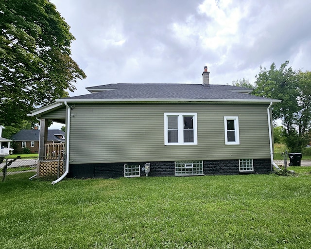 view of side of property featuring a lawn