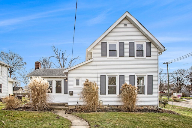 view of front of house featuring a front lawn