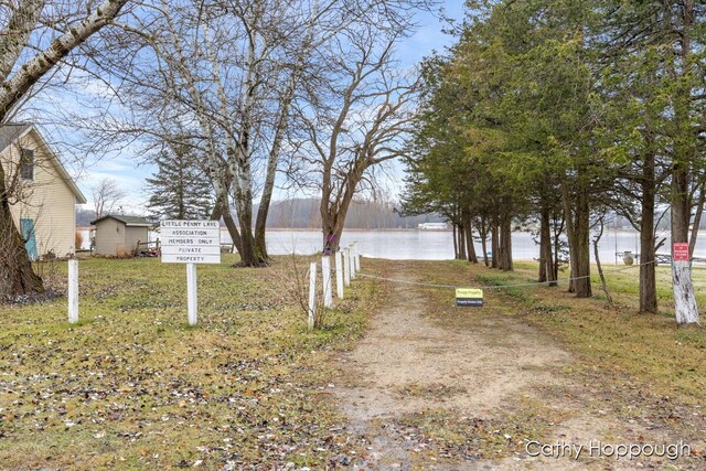 view of yard featuring a water view