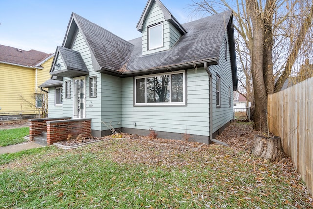 view of front of property featuring a front yard