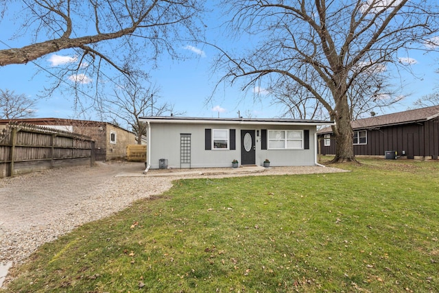 view of front of property featuring a front yard