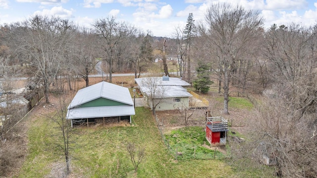 view of yard with an outbuilding