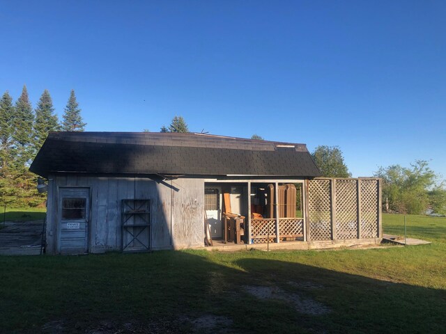 back of house featuring a lawn