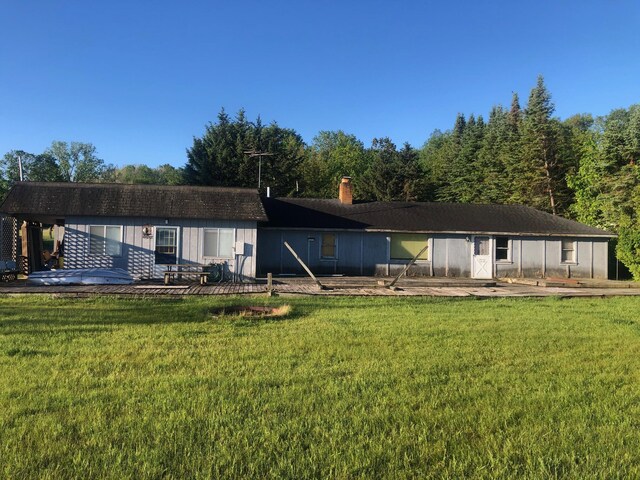 back of house featuring a lawn