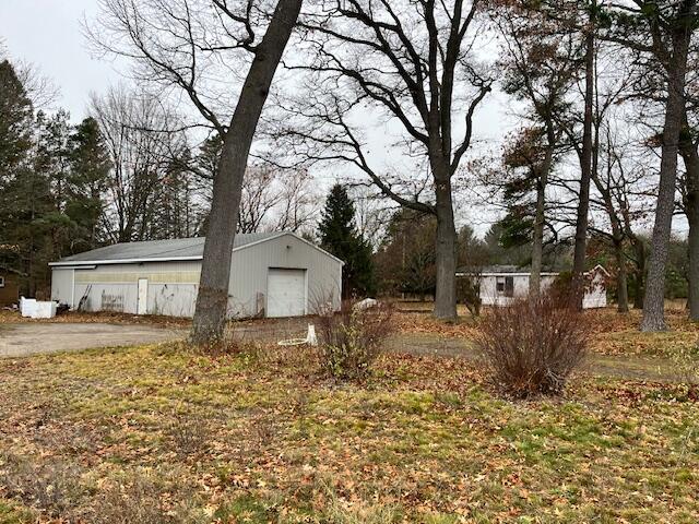 view of yard with an outdoor structure and a garage