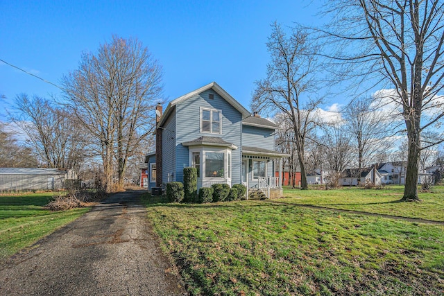 view of front of property featuring a front lawn