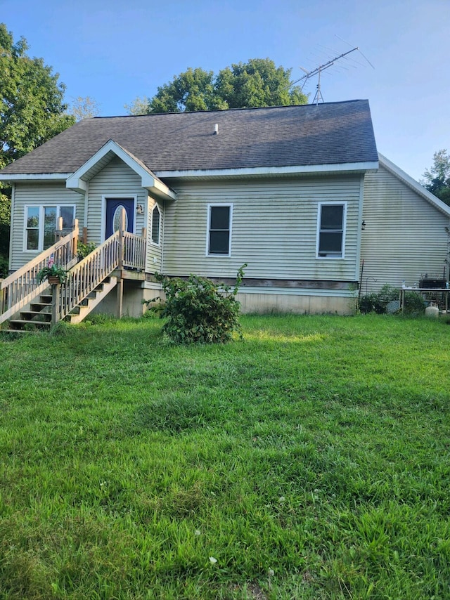 view of front of property featuring a front lawn