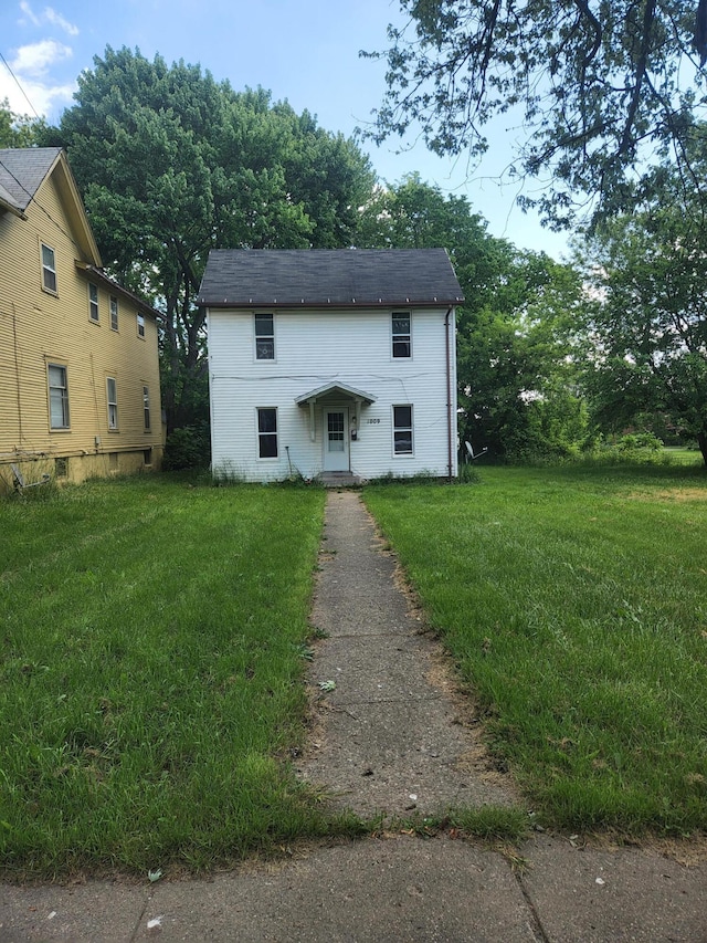 view of front facade with a front yard