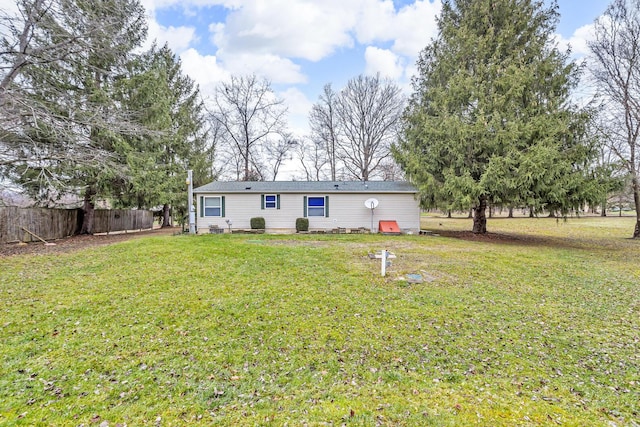 view of front of property featuring a front yard