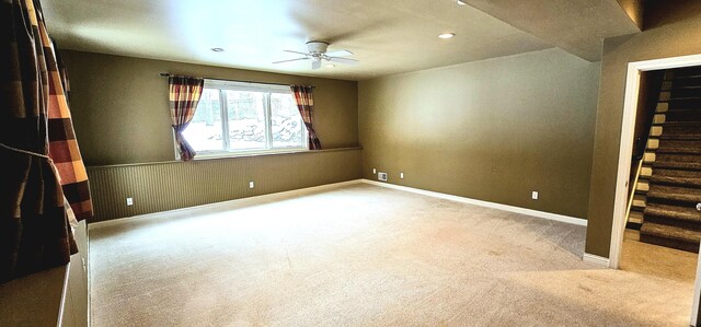 carpeted empty room featuring ceiling fan