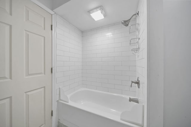 bathroom with tiled shower / bath