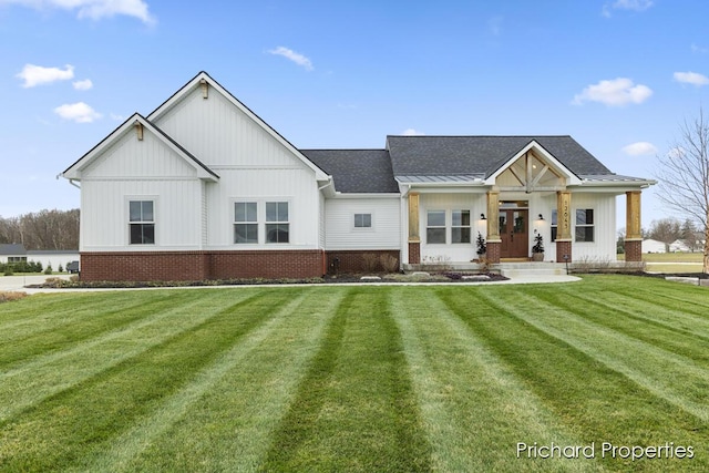 view of front of house featuring a front lawn