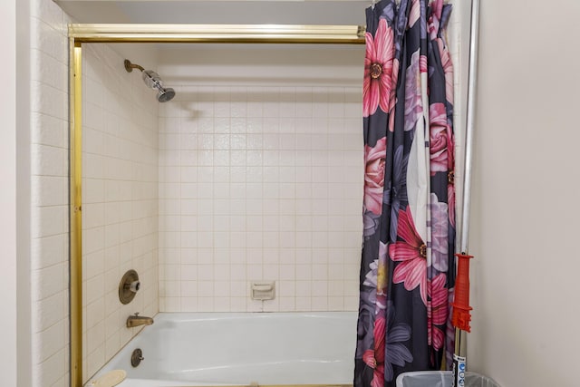 bathroom featuring shower / tub combo