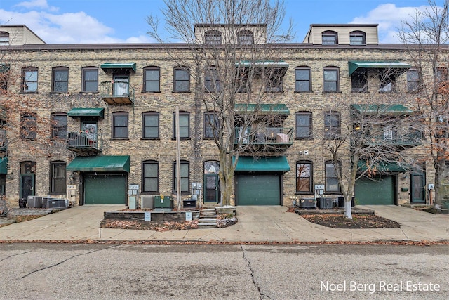 townhome / multi-family property featuring cooling unit