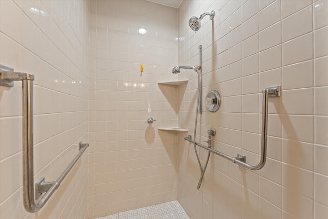 bathroom featuring tiled shower