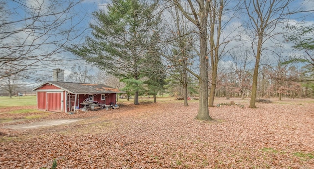 view of yard with an outdoor structure