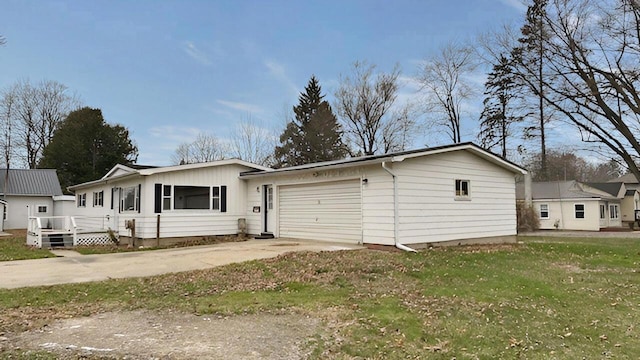 view of front of home featuring a front yard and a garage